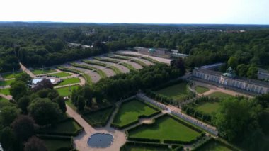 Sanssouci Sarayı 'nın hava manzarası güneşli bir yaz gününde güzel yeşil bahçeleri ve çevreyi gösteriyor. İHA alçalıyor 