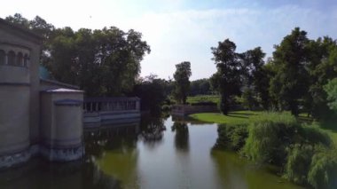 Sanssouci Sarayı 'nın hava manzarası güneşli bir yaz gününde güzel yeşil bahçeleri ve çevreyi gösteriyor. uçuş üstü insansız hava aracı 