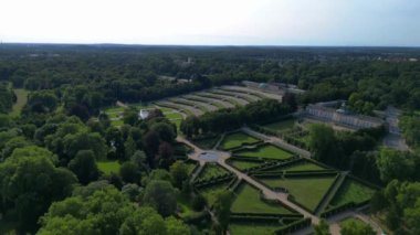 Sanssouci Sarayı 'nın hava manzarası güneşli bir yaz gününde güzel yeşil bahçeleri ve çevreyi gösteriyor. İHA alçalıyor 
