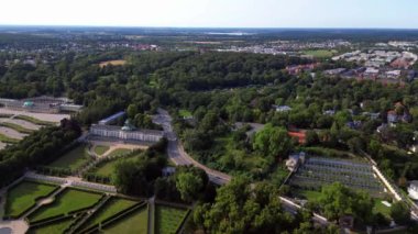 Sanssouci Sarayı 'nın hava manzarası güneşli bir yaz gününde güzel yeşil bahçeleri ve çevreyi gösteriyor. Sol İHA 'ya dön 
