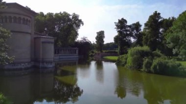 Potsdam Sanssouci Sarayı 'nın hava manzarası güneşli bir yaz gününde güzel yeşil bahçeleri ve çevreyi gösteriyor. hız rampası hiper hareket zaman aşımı 