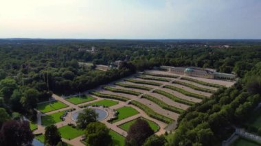 Potsdam Sanssouci Sarayı 'nın hava manzarası güneşli bir yaz gününde güzel yeşil bahçeleri ve çevreyi gösteriyor. hız rampası hiper hareket zaman aşımı 