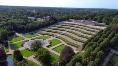 Potsdam Sanssouci Sarayı 'nın hava manzarası güneşli bir yaz gününde güzel yeşil bahçeleri ve çevreyi gösteriyor. hız rampası hiper hareket zaman aşımı 