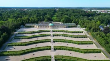 Potsdam Sanssouci Sarayı 'nın hava manzarası güneşli bir yaz gününde güzel yeşil bahçeleri ve çevreyi gösteriyor. hız rampası hiper hareket zaman aşımı 