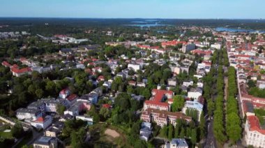 Potsdam Sanssouci Sarayı 'nın hava manzarası güneşli bir yaz gününde güzel yeşil bahçeleri ve çevreyi gösteriyor. Sol İHA 'ya dön 