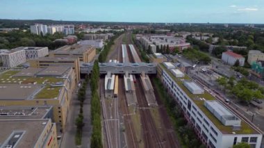 Potsdam merkez istasyonunun hava görüntüsü güneşli bir yaz gününde modern mimari, ulaşım merkezi ve şehir gelişimini gösteriyor. hız rampası hiper hareket zaman aşımı 