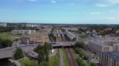 Potsdam merkez istasyonunun hava görüntüsü güneşli bir yaz gününde modern mimari, ulaşım merkezi ve şehir gelişimini gösteriyor. hız rampası hiper hareket zaman aşımı 