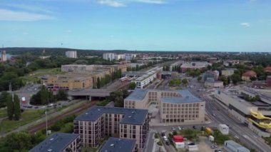Potsdam merkez istasyonunun hava görüntüsü güneşli bir yaz gününde modern mimari, ulaşım merkezi ve şehir gelişimini gösteriyor. hız rampası hiper hareket zaman aşımı 