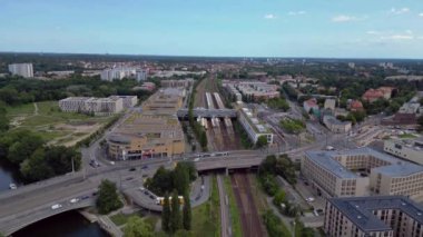 Potsdam merkez istasyonunun hava görüntüsü güneşli bir yaz gününde modern mimari, ulaşım merkezi ve şehir gelişimini gösteriyor. İHA alçalıyor 