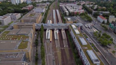 Potsdam merkez istasyonunun hava görüntüsü güneşli bir yaz gününde modern mimari, ulaşım merkezi ve şehir gelişimini gösteriyor. Yukarıdan insansız hava aracı görüntüleri 