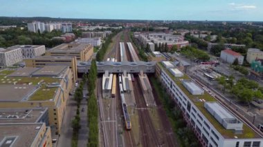Potsdam merkez istasyonunun hava görüntüsü güneşli bir yaz gününde modern mimari, ulaşım merkezi ve şehir gelişimini gösteriyor. İHA yükseliyor 