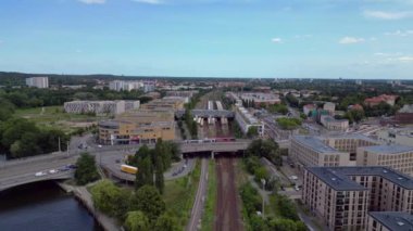 Potsdam merkez istasyonunun hava görüntüsü güneşli bir yaz gününde modern mimari, ulaşım merkezi ve şehir gelişimini gösteriyor. geniş yörünge görünümü dronu 