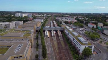 Potsdam merkez istasyonunun hava görüntüsü güneşli bir yaz gününde modern mimari, ulaşım merkezi ve şehir gelişimini gösteriyor. Ters İHA uçuşu 