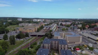 Potsdam merkez istasyonunun hava görüntüsü güneşli bir yaz gününde modern mimari, ulaşım merkezi ve şehir gelişimini gösteriyor. panorama yörünge dronu 