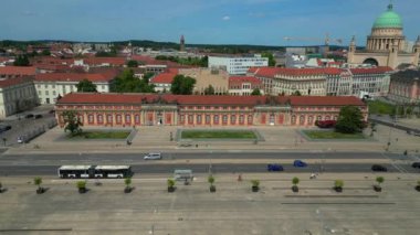 Potsdam Müzesi 'nin berberi ve Almanya' nın Potsdam kentindeki St. Nikolaikirche kilisesinin güneşli bir yaz gününde hava manzarası. Yukarıdan insansız hava aracı görüntüleri 