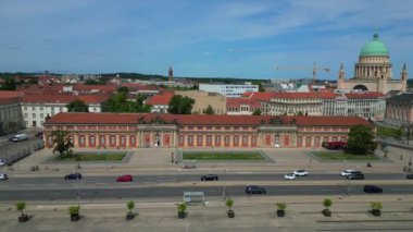 Potsdam Müzesi 'nin berberi ve Almanya' nın Potsdam kentindeki St. Nikolaikirche kilisesinin güneşli bir yaz gününde hava manzarası. uçuş üstü insansız hava aracı 