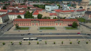 Potsdam Müzesi 'nin berberi ve Almanya' nın Potsdam kentindeki St. Nikolaikirche kilisesinin güneşli bir yaz gününde hava manzarası. İHA alçalıyor 