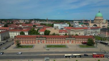 Potsdam Müzesi 'nin berberi ve Almanya' nın Potsdam kentindeki St. Nikolaikirche kilisesinin güneşli bir yaz gününde hava manzarası. İHA yükseliyor 