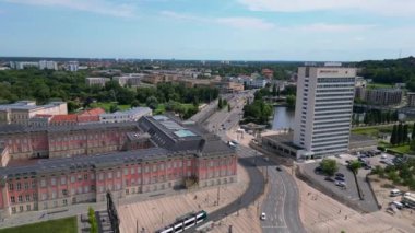 Güneşli ve bulutlu bir günde etrafını çevreleyen kırmızı çatıları ve yeşil ağaçları olan Potsdam şehir merkezinin hava manzarası. Yukarıdan insansız hava aracı görüntüleri 