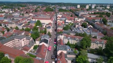 Potsdam şehir merkezinin tarihi binaları, güneşli bir yaz gününde brandenburger kapısı ve luisenplatz meydanını gösteriyor. hız rampası hiper hareket zaman aşımı 