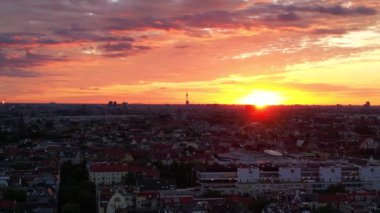 Batan güneşin sıcacık ışığı binaları aydınlatıyor ve Berlin Kulesi 'ni aydınlatıyor. panorama yörünge dronu 