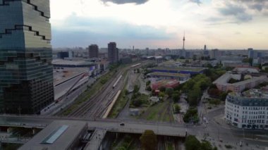 Berlin İstasyonu 'nun modern mimarisi ve tren raylarıyla bulutlu bir yaz gününde şehir merkezine giden hava manzarası. hız rampası hiper hareket zaman aşımı 
