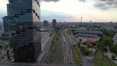 Berlin İstasyonu 'nun modern mimarisi ve tren raylarıyla bulutlu bir yaz gününde şehir merkezine giden hava manzarası. hız rampası hiper hareket zaman aşımı 