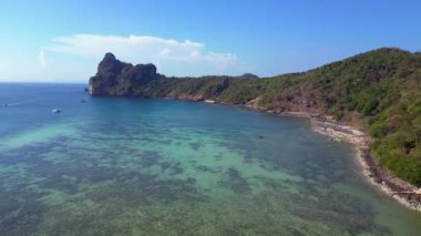 Turistler, Tayland 'daki Koh Phi Phi adası loh dalum plajında gelgitin tadını çıkarıyorlar. Uzun kuyruklu botlar dinleniyor. hız rampası hiper hareket zaman aşımı 