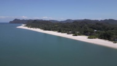 Turkuaz okyanus suyuyla buluşan tropikal ada sahilinin havadan görünüşü. panorama yörünge dronu 