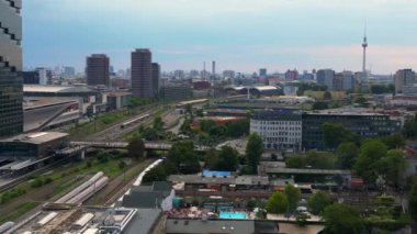 Berlin 'in ham arazi manzarasını yakalayan insansız hava aracı Friedrichshain bölgesinde kültürel, spor ve etkinlik alanıdır. hız rampası hiper hareket zaman aşımı 