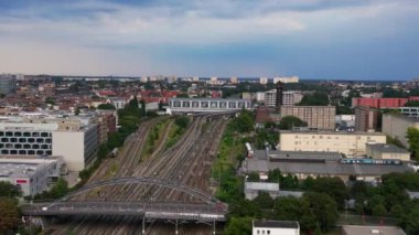 Berlin bölgesini arka plandaki nehir çılgınlığına bağlayan ostkreuz tren istasyonunun hava görüntüsü. Yukarıdan insansız hava aracı görüntüleri 