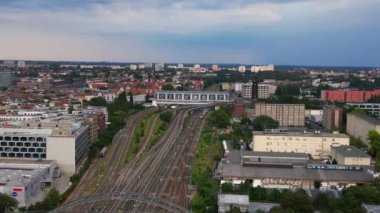 Berlin bölgesini arka plandaki nehir çılgınlığına bağlayan ostkreuz tren istasyonunun hava görüntüsü. panorama genel görünüm dronu 