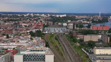 Berlin bölgesini arka plandaki nehir çılgınlığına bağlayan ostkreuz tren istasyonunun hava görüntüsü. İHA yükseliyor 