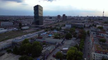 Berlin 'in ham arazi manzarasını yakalayan insansız hava aracı Friedrichshain bölgesinde kültürel, spor ve etkinlik alanıdır. panorama genel görünüm dronu 