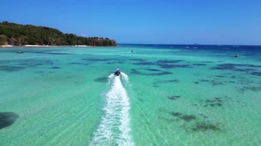 Geleneksel Tayland uzun kuyruklu teknesi turkuaz suda, tropikal ada Koh Phi Tayland 'da ve açık gökyüzünde. Ters İHA uçuşu 
