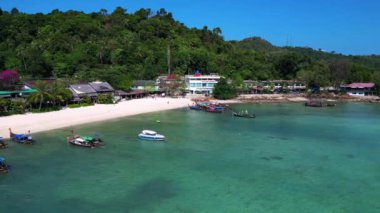 Geleneksel Tayland uzun kuyruklu teknesi turkuaz suda, tropikal ada Koh Phi Tayland 'da ve açık gökyüzünde. panorama genel görünüm dronu 