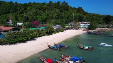 Geleneksel Tayland uzun kuyruklu teknesi turkuaz suda, tropikal ada Koh Phi Tayland 'da ve açık gökyüzünde. uçuş üstü insansız hava aracı 