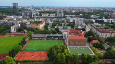Güneşli bir yaz gününde, Emanuel Lasker Okulu Spor Sahası Berlin Şehri 'nin nehri manzarası. uçuş üstü insansız hava aracı 