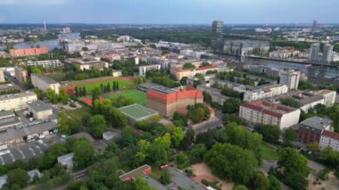 Güneşli bir yaz gününde, Emanuel Lasker Okulu Spor Sahası Berlin Şehri 'nin nehri manzarası. panorama genel görünüm dronu 