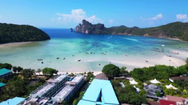 Phi phi adası Loh Dalum Sahili 'nde turkuaz sularda kayıklar ve güneşli bir günde Tayland' da yürüyen turistler. hız rampası hiper hareket zaman aşımı 