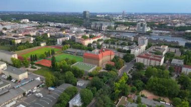 Güneşli bir yaz gününde, Emanuel Lasker Okulu Spor Sahası Berlin Şehri 'nin nehri manzarası. geniş yörünge görünümü dronu 