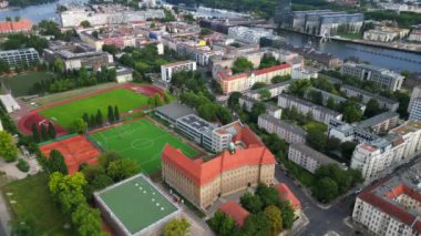 Güneşli bir yaz gününde, Emanuel Lasker Okulu Spor Sahası Berlin Şehri 'nin nehri manzarası. İHA kamerası aşağıya bakıyor 
