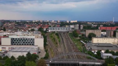 Berlin bölgesini arka plandaki nehir çılgınlığına bağlayan ostkreuz tren istasyonunun hava görüntüsü. panorama yörünge dronu 