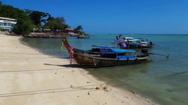 Geleneksel Tayland uzun kuyruklu teknesi turkuaz suda, tropikal ada Koh Phi Tayland 'da ve açık gökyüzünde. uçuş üstü insansız hava aracı 