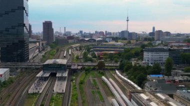 Berlin 'in ham arazi manzarasını yakalayan insansız hava aracı Friedrichshain bölgesinde kültürel, spor ve etkinlik alanıdır. panorama genel görünüm dronu 