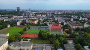 Güneşli bir yaz gününde, Emanuel Lasker Okulu Spor Sahası Berlin Şehri 'nin nehri manzarası. panorama genel görünüm dronu 