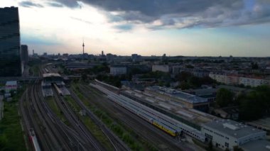Berlin 'in ham arazi manzarasını yakalayan insansız hava aracı Friedrichshain bölgesinde kültürel, spor ve etkinlik alanıdır. panorama genel görünüm dronu 