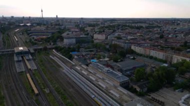 Berlin 'in ham arazi manzarasını yakalayan insansız hava aracı Friedrichshain bölgesinde kültürel, spor ve etkinlik alanıdır. Yukarıdan insansız hava aracı görüntüleri 