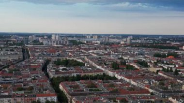 Berlin bölgesini arka plandaki nehir çılgınlığına bağlayan ostkreuz tren istasyonunun hava görüntüsü. panorama genel görünüm dronu 