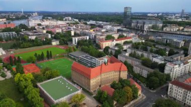 Güneşli bir yaz gününde, Emanuel Lasker Okulu Spor Sahası Berlin Şehri 'nin nehri manzarası. Yukarıdan insansız hava aracı görüntüleri 